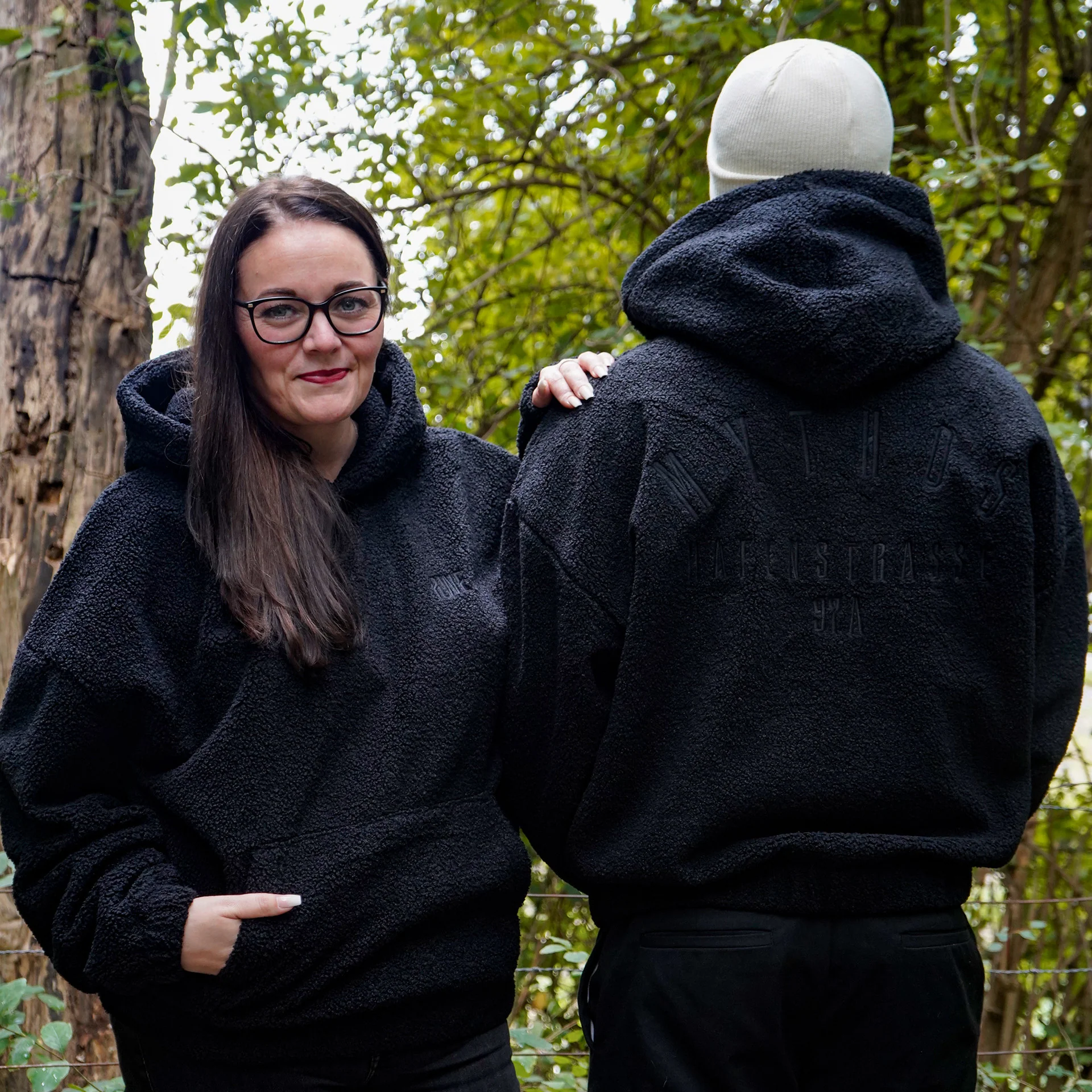 Hoodie "Teddy" unisex schwarz - Image 4